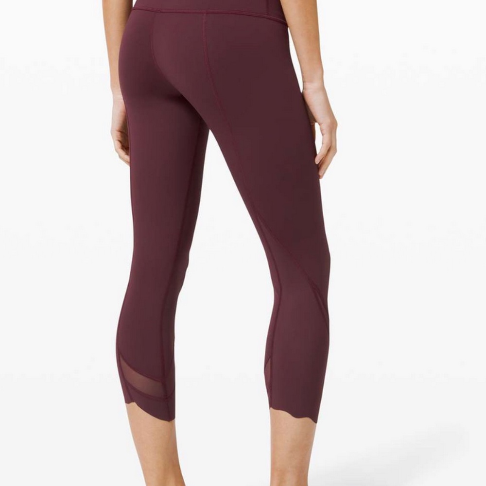 NWOT Wunder Under Crop High-Rise *Roll Down Scallop Full-On Luxtreme 23